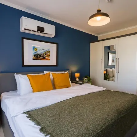 Chic Flat Near Hadrian's Gate